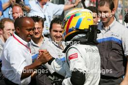 17.07.2005 Nürnberg, Germany,  Lewis Hamilton (GBR), ASM Formule 3, Dallara F305 Mercedes, being congratulated by his father - F3 Euro Series 2005 at Norisring