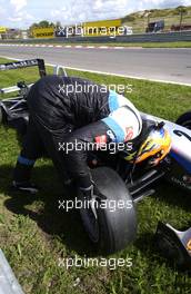 27.08.2005 Zandvoort, The Netherlands,  Adrian Sutil (GER), ASM Formule 3, Dallara F305 Mercedes, retiring from the race after a crash between him and his team mate Lewis Hamilton (GBR), ASM Formule 3, Dallara F305 Mercedes - F3 Euro Series 2005 at Circuit Park Zandvoort