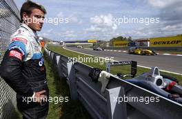 27.08.2005 Zandvoort, The Netherlands,  Adrian Sutil (GER), ASM Formule 3, Dallara F305 Mercedes, retiring from the race after a crash between him and his team mate Lewis Hamilton (GBR), ASM Formule 3, Dallara F305 Mercedes - F3 Euro Series 2005 at Circuit Park Zandvoort