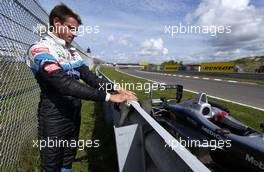 27.08.2005 Zandvoort, The Netherlands,  Adrian Sutil (GER), ASM Formule 3, Dallara F305 Mercedes, retiring from the race after a crash between him and his team mate Lewis Hamilton (GBR), ASM Formule 3, Dallara F305 Mercedes - F3 Euro Series 2005 at Circuit Park Zandvoort