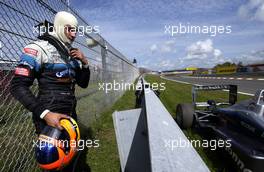 27.08.2005 Zandvoort, The Netherlands,  Adrian Sutil (GER), ASM Formule 3, Dallara F305 Mercedes, retiring from the race after a crash between him and his team mate Lewis Hamilton (GBR), ASM Formule 3, Dallara F305 Mercedes - F3 Euro Series 2005 at Circuit Park Zandvoort