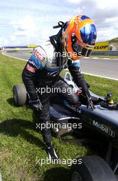 27.08.2005 Zandvoort, The Netherlands,  Adrian Sutil (GER), ASM Formule 3, Dallara F305 Mercedes, retiring from the race after a crash between him and his team mate Lewis Hamilton (GBR), ASM Formule 3, Dallara F305 Mercedes - F3 Euro Series 2005 at Circuit Park Zandvoort