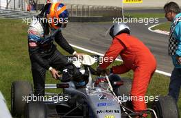 27.08.2005 Zandvoort, The Netherlands,  Adrian Sutil (GER), ASM Formule 3, Dallara F305 Mercedes, retiring from the race after a crash between him and his team mate Lewis Hamilton (GBR), ASM Formule 3, Dallara F305 Mercedes - F3 Euro Series 2005 at Circuit Park Zandvoort