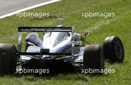 27.08.2005 Zandvoort, The Netherlands,  Adrian Sutil (GER), ASM Formule 3, Dallara F305 Mercedes, retiring from the race after a crash between him and his team mate Lewis Hamilton (GBR), ASM Formule 3, Dallara F305 Mercedes - F3 Euro Series 2005 at Circuit Park Zandvoort