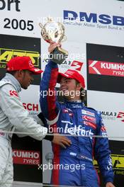 28.08.2005 Zandvoort, The Netherlands,  Podium, Giedo van der Garde (NED), Team Rosberg, Dallara F305 Opel Spiess (3rd, right), being congratulate by Lewis Hamilton (GBR), ASM Formule 3, Dallara F305 Mercedes (left) - F3 Euro Series 2005 at Circuit Park Zandvoort