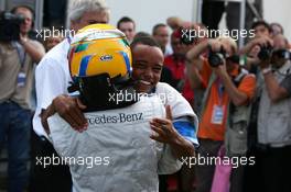 28.08.2005 Zandvoort, The Netherlands,  Lewis Hamilton (GBR), ASM Formule 3, Dallara F305 Mercedes, secured the 2005 championship by winning the race, here being congratulated by his younger brother - F3 Euro Series 2005 at Circuit Park Zandvoort