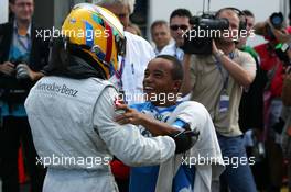 28.08.2005 Zandvoort, The Netherlands,  Lewis Hamilton (GBR), ASM Formule 3, Dallara F305 Mercedes, secured the 2005 championship by winning the race, here being congratulated by his younger brother - F3 Euro Series 2005 at Circuit Park Zandvoort