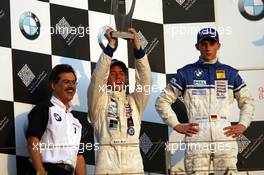 16.12.2005 Sakhir, Bahrain, Formula BMW World Final 2005, 13th to 16th December, Bahrain International Circuit, Podium, Dr. Mario Theissen (BMW Motorsport Direktor), Sam Bird, GBR, Fortec Motorsport,  Marco Holzer, GER, AM-Holzer Rennsport GmbH - For further information please register at www.press.bmw.de - This image is free for editorial use only. Please use for Copyright/Credit: c BMW AG