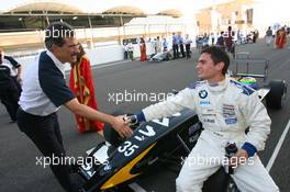 16.12.2005 Sakhir, Bahrain, Formula BMW World Final 2005, 13th to 16th December, Bahrain International Circuit, Grid, Mario Theissen (BMW Motorsport Direktor) with Philip Glew, GBR, Promatecme/Soper Sport - For further information please register at www.press.bmw.de - This image is free for editorial use only. Please use for Copyright/Credit: c BMW AG