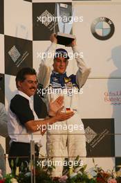 16.12.2005 Sakhir, Bahrain, Formula BMW World Final 2005, 13th to 16th December, Bahrain International Circuit, Podium, Dr. Mario Theissen (BMW Motorsport Direktor), Marco Holzer, GER, AM-Holzer Rennsport GmbH - For further information please register at www.press.bmw.de - This image is free for editorial use only. Please use for Copyright/Credit: c BMW AG