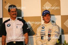 16.12.2005 Sakhir, Bahrain, Formula BMW World Final 2005, 13th to 16th December, Bahrain International Circuit, Podium, Mario Theissen (BMW Motorsport Direktor) with Sam Bird, GBR, Fortec Motorsport  - For further information please register at www.press.bmw.de - This image is free for editorial use only. Please use for Copyright/Credit: c BMW AG
