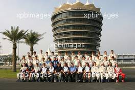 16.12.2005 Sakhir, Bahrain, Formula BMW World Final 2005, 13th to 16th December, Bahrain International Circuit, Group picture in front of the Sakhir tower - For further information please register at www.press.bmw.de - This image is free for editorial use only. Please use for Copyright/Credit: c BMW AG