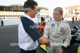 16.12.2005 Sakhir, Bahrain, Formula BMW World Final 2005, 13th to 16th December, Bahrain International Circuit, Grid, Mario Theissen (BMW Motorsport Direktor) and Dean Smith, GBR, Coles Racing - For further information please register at www.press.bmw.de - This image is free for editorial use only. Please use for Copyright/Credit: c BMW AG