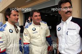 16.12.2005 Sakhir, Bahrain, Formula BMW World Final 2005, 13th to 16th December, Bahrain International Circuit, BMW Race Cars / Training - Nigel Mansell, GBR (ex. F1 champion)  is driving the BMW M3 GTR - here with Andy Priaulx, GBR, (WTCC-Champion) and Dr. Mario Theissen (BMW Motorsport Direktor) - For further information please register at www.press.bmw.de - This image is free for editorial use only. Please use for Copyright/Credit: c BMW AG