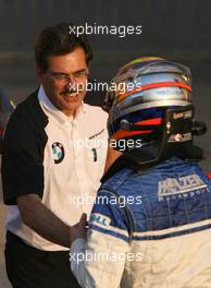 16.12.2005 Sakhir, Bahrain, Formula BMW World Final 2005, 13th to 16th December, Bahrain International Circuit, Dr. Mario Theissen (GER), BMW Motorsport Director, and Marco Holzer, GER, AM-Holzer Rennsport GmbH - For further information please register at www.press.bmw.de - This image is free for editorial use only. Please use for Copyright/Credit: c BMW AG