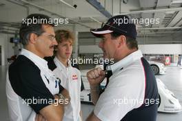 15.12.2005 Sakhir, Bahrain, Formula BMW World Final 2005, 13th to 16th December, Bahrain International Circuit, Dr. Mario Theissen (BMW Motorsport Direktor), Sebastian Vettel, GER (F3 driver), Nigel Mansell, GBR (ex. F1 champion) - For further information please register at www.press.bmw.de - This image is free for editorial use only. Please use for Copyright/Credit: c BMW AG