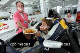 13.12.2005 Sakhir, Bahrain, Formula BMW World Final 2005, 13th to 16th December, Bahrain International Circuit, Stefano Coletti, MON, ASL Team Muecke-motorsport gets his pasta served in the car - For further information please register at www.press.bmw.de - This image is free for editorial use only. Please use for Copyright/Credit: c BMW AG