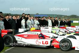 26.10.2005 Silverstone, England,  The drivers with there mechanics, Nigel Mansell (GBR) - October, GP Masters testing, Silverstone, Great Britain