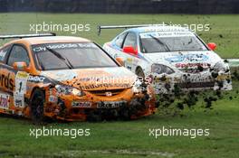 13.08.2006 Thetford, England, England,  Sunday, Matt Neal (GBR), Team Halfords Team Dynamics, Honda Civic goes off - British Touring Car Championship 2006 at Snetterton, England