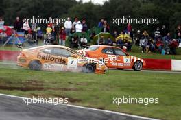 13.08.2006 Thetford, England, England,  Sunday, Matt Neal (GBR), Team Halfords Team Dynamics, Honda Civic goes off - British Touring Car Championship 2006 at Snetterton, England