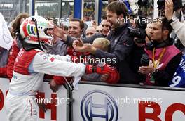 09.04.2006 Hockenheim, Germany,  Bernd Schneider (GER), AMG-Mercedes, AMG-Mercedes C-Klasse meeted by his engineers. - DTM 2006 at Hockenheimring (Deutsche Tourenwagen Masters)