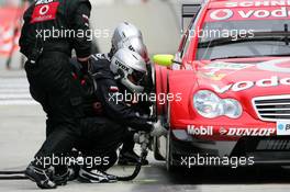 28.04.2006 Klettwitz, Germany,  Pitstop practice of Bernd Schneider (GER), AMG-Mercedes, AMG-Mercedes C-Klasse - DTM 2006 at Eurospeedway Lausitzring (Deutsche Tourenwagen Masters)