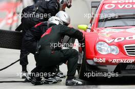 28.04.2006 Klettwitz, Germany,  Pitstop practice of Bernd Schneider (GER), AMG-Mercedes, AMG-Mercedes C-Klasse - DTM 2006 at Eurospeedway Lausitzring (Deutsche Tourenwagen Masters)