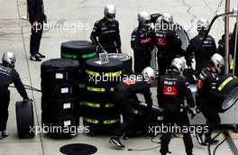 30.04.2006 Klettwitz, Germany,  Sorting out the right tyres by the pitcrew of Bernd Schneider (GER), AMG-Mercedes, AMG-Mercedes C-Klasse - DTM 2006 at Eurospeedway Lausitzring (Deutsche Tourenwagen Masters)