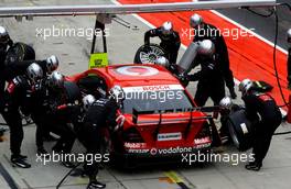 30.04.2006 Klettwitz, Germany,  Pitstop practice by Bernd Schneider (GER), AMG-Mercedes, AMG-Mercedes C-Klasse - DTM 2006 at Eurospeedway Lausitzring (Deutsche Tourenwagen Masters)