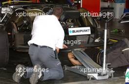 30.06.2006 Fawkham, England,  Serious adjustments on the car of Mattias Ekström (SWE), Audi Sport Team Abt Sportsline, Audi A4 DTM - DTM 2006 at Brands Hatch, England (Deutsche Tourenwagen Masters)