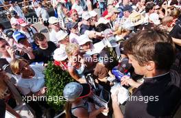 01.07.2006 Fawkham, England,  Bernd Schneider (GER), AMG-Mercedes, AMG-Mercedes C-Klasse signing autographs for the fans. - DTM 2006 at Brands Hatch, England (Deutsche Tourenwagen Masters)