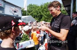 01.07.2006 Fawkham, England,  Bernd Schneider (GER), AMG-Mercedes, AMG-Mercedes C-Klasse signing autographs for the fans. - DTM 2006 at Brands Hatch, England (Deutsche Tourenwagen Masters)