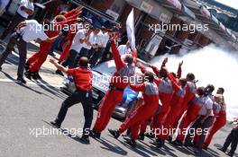 02.07.2006 Fawkham, England,  Mattias Ekström (SWE), Audi Sport Team Abt Sportsline, Audi A4 DTM, doing a burn-out in the pitlane for his mechanics - DTM 2006 at Brands Hatch, England (Deutsche Tourenwagen Masters)