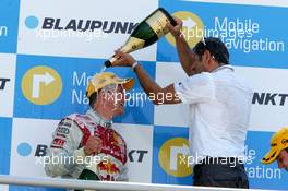 02.07.2006 Fawkham, England,  Hans-Jurgen Abt (GER), Teamchef Abt-Audi (right), gives Mattias Ekström (SWE), Audi Sport Team Abt Sportsline, Portrait (1st, right), a champaign shower - DTM 2006 at Brands Hatch, England (Deutsche Tourenwagen Masters)