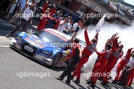 02.07.2006 Fawkham, England,  Mattias Ekström (SWE), Audi Sport Team Abt Sportsline, Audi A4 DTM, doing a burn-out in the pitlane for his mechanics - DTM 2006 at Brands Hatch, England (Deutsche Tourenwagen Masters)