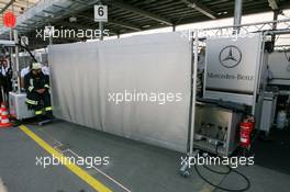 21.07.2006 Nurnberg, Germany,  The "fan friendly" screens at Mercedes-Benz, blocking the view into the pitbox - DTM 2006 at Norisring (Deutsche Tourenwagen Masters)