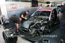 21.07.2006 Nurnberg, Germany,  Mechanics working on the car of Jeroen Bleekemolen (NED), Team Midland, Audi A4 DTM - DTM 2006 at Norisring (Deutsche Tourenwagen Masters)