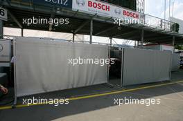 21.07.2006 Nurnberg, Germany,  The "fan friendly" screens at Mercedes-Benz that block the view into the pitboxes - DTM 2006 at Norisring (Deutsche Tourenwagen Masters)