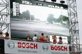 22.07.2006 Nurnberg, Germany,  Girls watch the qualifying on a large screen on the roof of the pits - DTM 2006 at Norisring (Deutsche Tourenwagen Masters)
