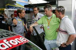 22.07.2006 Nurnberg, Germany,  Jeroen Bleekemolen (NED), Team Midland, Portrait, talking with Dutch investors / guests - DTM 2006 at Norisring (Deutsche Tourenwagen Masters)