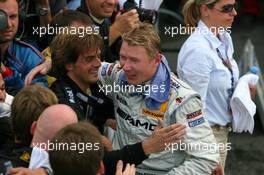 23.07.2006 Nurnberg, Germany,  Mika Häkkinen (FIN), AMG-Mercedes, Portrait (3rd), being congratulated by his mechanics - DTM 2006 at Norisring (Deutsche Tourenwagen Masters)