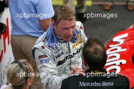 23.07.2006 Nurnberg, Germany,  Mika Häkkinen (FIN), AMG-Mercedes, Portrait, being congratulated with his 3rd place by a mechanic - DTM 2006 at Norisring (Deutsche Tourenwagen Masters)