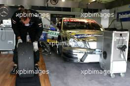 18.08.2006 Nürburg, Germany,  engineer checking the tyres of Bruno Spengler (CDN), AMG-Mercedes, AMG-Mercedes C-Klasse - DTM 2006 at Nürburgring (Deutsche Tourenwagen Masters)