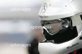 18.08.2006 Nürburg, Germany,  Susie Stoddart (GBR), Mücke Motorsport, AMG-Mercedes C-Klasse, reflected in the glasses of a mechanic - DTM 2006 at Nürburgring (Deutsche Tourenwagen Masters)