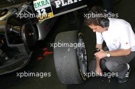18.08.2006 Nürburg, Germany,  engineer checking the tyres of Christian Abt (GER), Audi Sport Team Phoenix, Audi A4 DTM - DTM 2006 at Nürburgring (Deutsche Tourenwagen Masters)