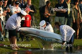 01.09.2006 Zandvoort, The Netherlands,  Tom Kristensen (DNK), Audi Sport Team Abt Sportsline, Portrait, empties his boat after turning over at the Audi boatchallenge at the little lake in the centre of Zandvoort Circuit - DTM 2006 at Zandvoort, The Netherlands (Deutsche Tourenwagen Masters)