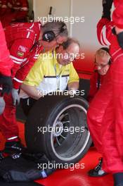 01.09.2006 Zandvoort, The Netherlands,  Dunlop tyre engineer checking the tyres with engineers from Mucke Motorsport - DTM 2006 at Zandvoort, The Netherlands (Deutsche Tourenwagen Masters)