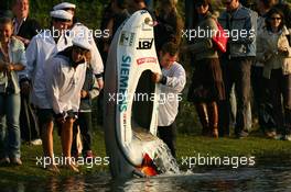 01.09.2006 Zandvoort, The Netherlands,  Tom Kristensen (DNK), Audi Sport Team Abt Sportsline, Portrait, empties his boat after turning over at the Audi boatchallenge at the little lake in the centre of Zandvoort Circuit - DTM 2006 at Zandvoort, The Netherlands (Deutsche Tourenwagen Masters)