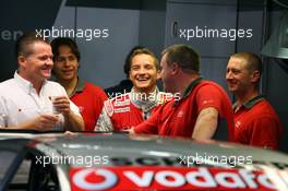 01.09.2006 Zandvoort, The Netherlands,  Timo Scheider (GER), Audi Sport Team Rosberg, Portrait, haveing a laugh with his mechanics - DTM 2006 at Zandvoort, The Netherlands (Deutsche Tourenwagen Masters)