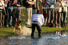 01.09.2006 Zandvoort, The Netherlands,  Tom Kristensen (DNK), Audi Sport Team Abt Sportsline, Portrait, having fun with a dog at the Audi boatchallenge at the little lake in the centre of Zandvoort Circuit - DTM 2006 at Zandvoort, The Netherlands (Deutsche Tourenwagen Masters)